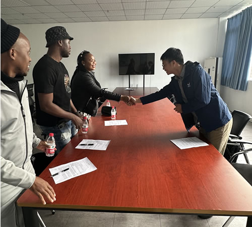 綿陽非洲留學(xué)生團參訪我司工廠，共促中外國際交流與商務(wù)合作新篇章！